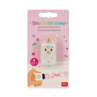 Einhorn Deko-Rollstempel Deco Roller Stamp von Legami Produktverpackung pinke Blisterverpackung mit Einhorn-Motiv Regenboegen Herzen Sternen Fuchsia-Duft-Badge und Believe in Magic Schriftzug auf weissem Hintergrund