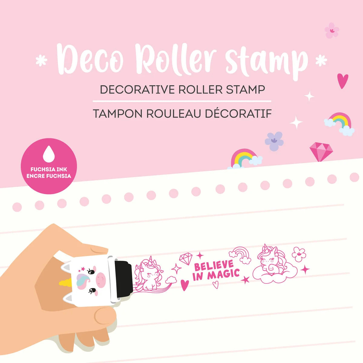 Einhorn Deko-Rollstempel Deco Roller Stamp von Legami im Einsatz Illustration Hand haelt Rollstempel mit abgerolltem Stempelstreifen Einhorn-Motiven Regenboegen Herzen und Believe in Magic Schriftzug Fuchsia-Tinte-Badge auf rosa Hintergrund