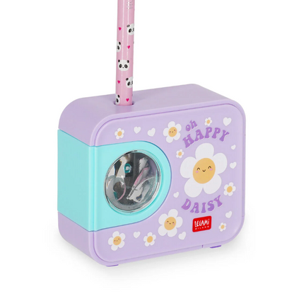 Elektrischer Anspitzer Daisy von Legami in lila-tuerkis mit Gaensebluemchen-Motiv und oh Happy Aufschrift rundem Sichtfenster und Bleistift im Einsatz Geschenkidee Einschulung und Schultuete