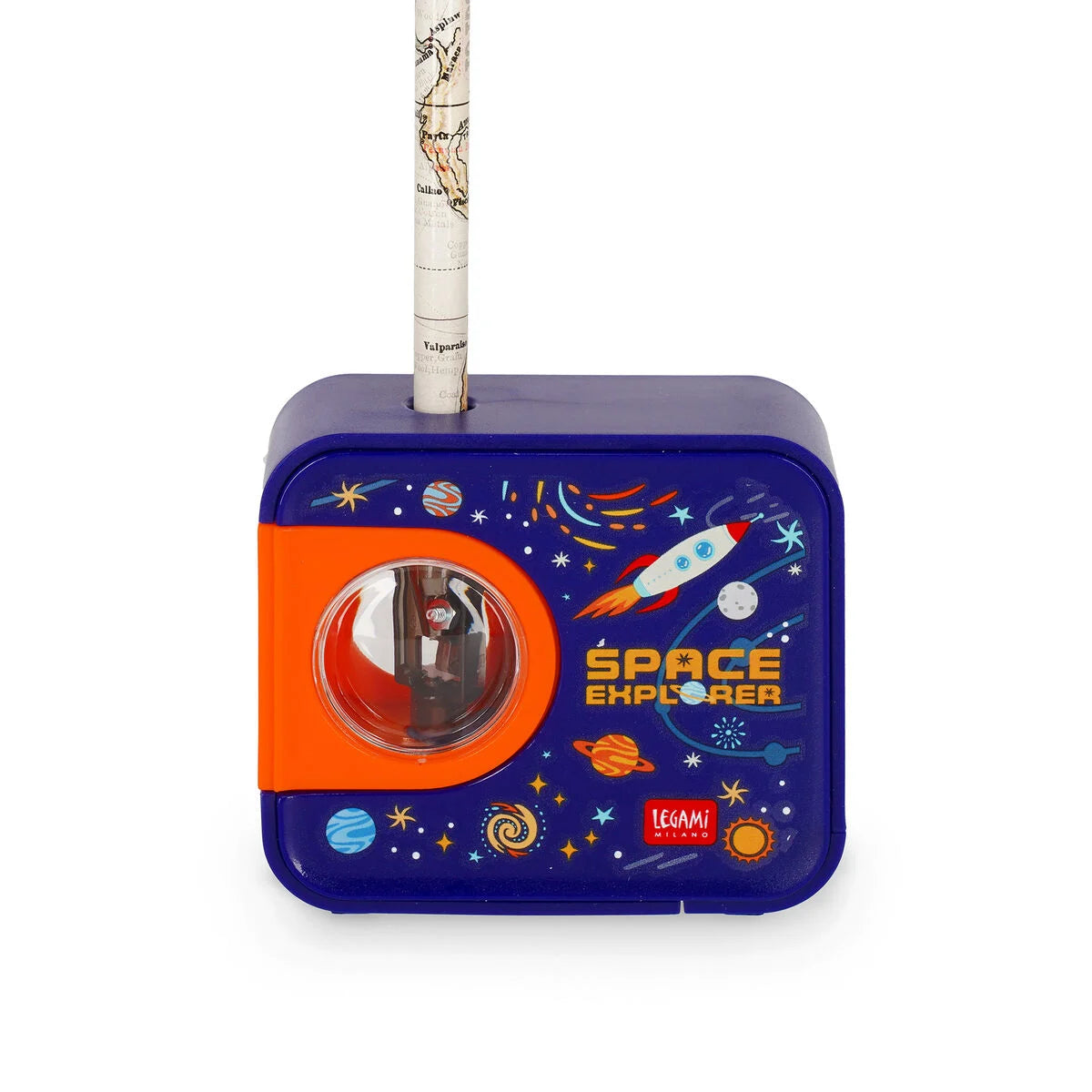 Elektrischer Anspitzer Space Explorer Weltraum-Motiv von Legami im Einsatz mit eingelegtem Stift blaues Gehaeuse mit Rakete Planeten und Sternen-Dekor oranges Sichtfenster und Space Explorer Aufschrift auf weissem Hintergrund