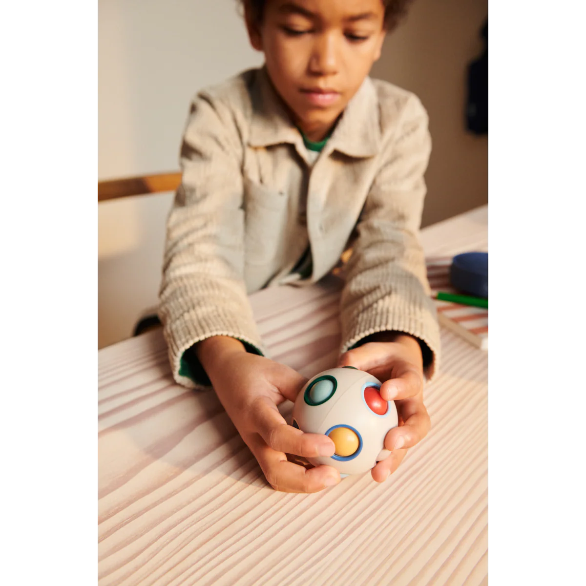 Der Solene Puzzleball ist ein tolles Fidget Spielzeug für Kinder. Eine gute Alternative zum Zauberwürfel.