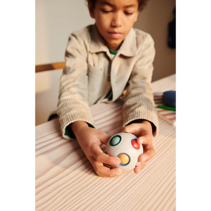 Der Solene Puzzleball ist ein tolles Fidget Spielzeug für Kinder. Eine gute Alternative zum Zauberwürfel.