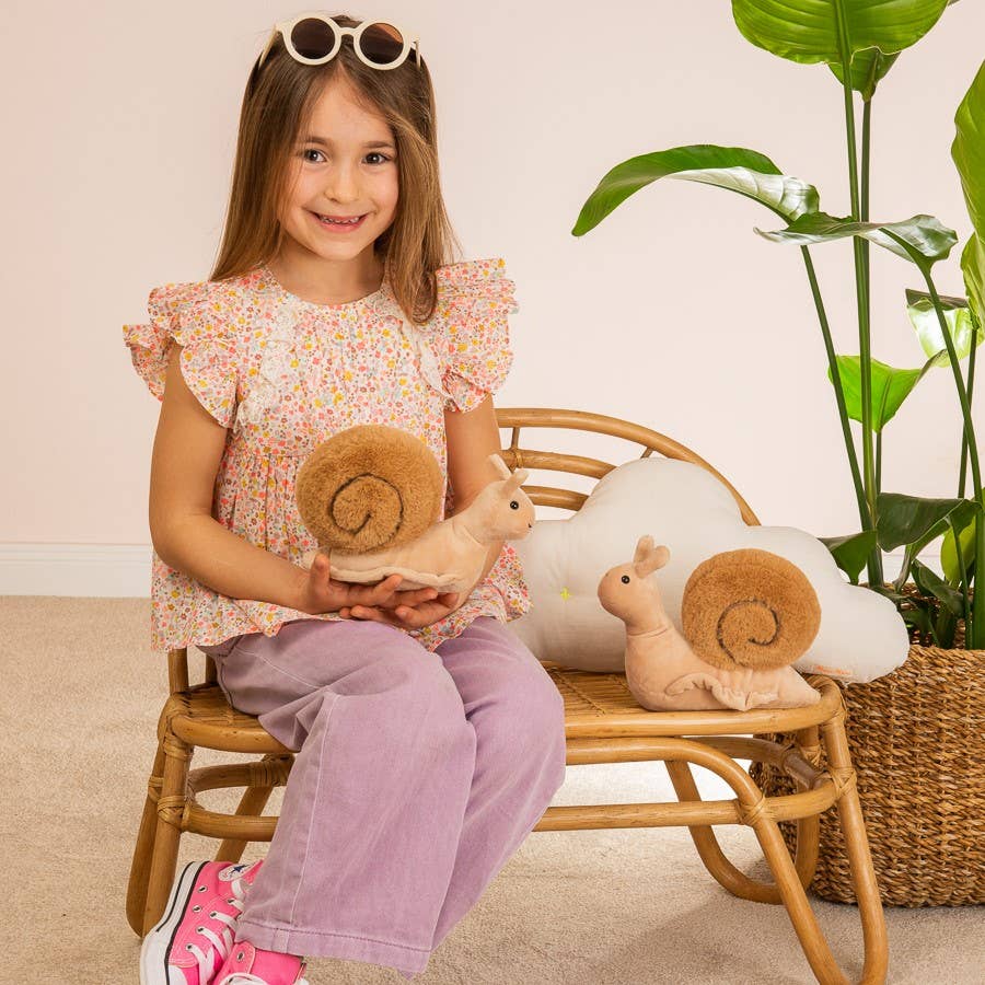Das Kuscheltier ist eine tolle Geschenkidee für kleine Schnecken.