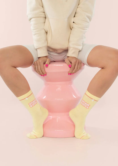 Gelbe Tennissocken "Good Vibes" von J. Clay für Frauen und Männer