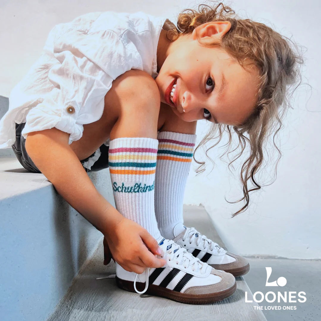 "Schulkind" Socken mit türkiser Schrift von Loones, verschiedene Größen