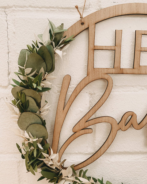“Hey Baby” rundes Holzschild als Geschenkidee zur Geburt