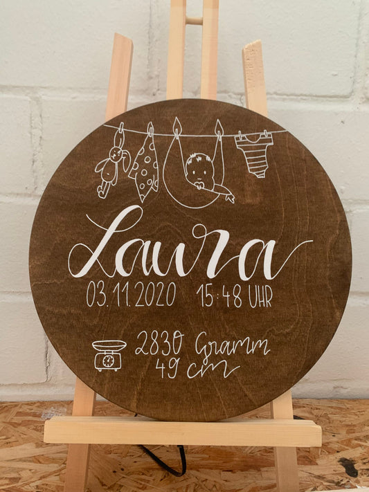 Holzschild mit Babyzeichnung mit Geburtsdaten