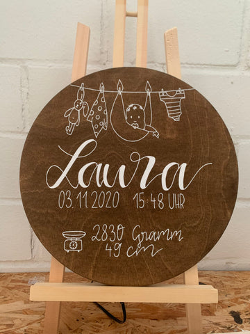 Holzschild mit Babyzeichnung mit Geburtsdaten