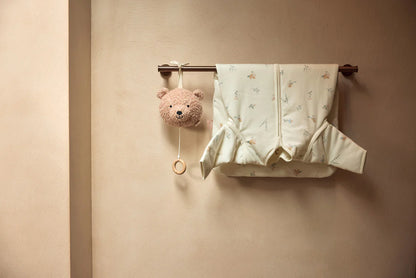 Kuschelige Teddybär-Spieluhr von Jollein, Farbe "Wild Rose"