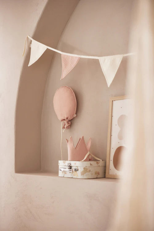 Rosa Luftballon aus Stoff als Dekoration für das Kinderzimmer