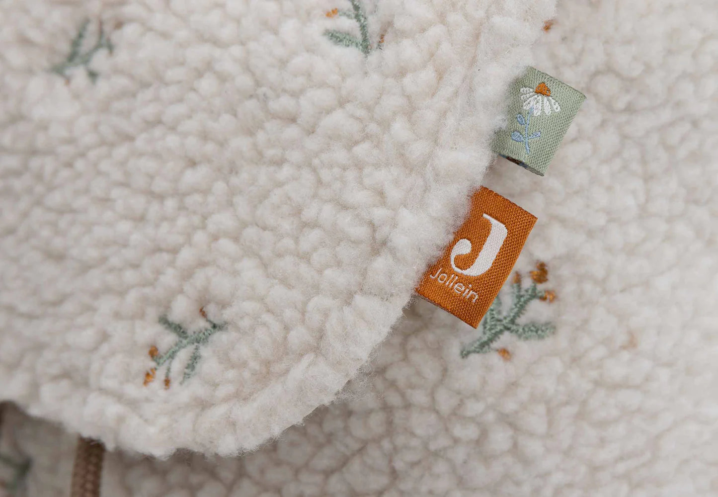Der Rucksack im Teddy Lovely-Design von Jollein ist perfekt für Kinder ab 2-3 Jahren. Mit seinem angesagtem Boucle Stoff ist er angenehm weich zu tragen und hat genügend Volumen um Brotdose, Trinkflasche und Co. zu transportieren.