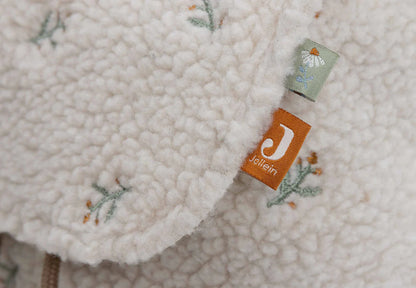 Der Rucksack im Teddy Lovely-Design von Jollein ist perfekt für Kinder ab 2-3 Jahren. Mit seinem angesagtem Boucle Stoff ist er angenehm weich zu tragen und hat genügend Volumen um Brotdose, Trinkflasche und Co. zu transportieren.