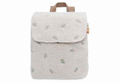 Der Rucksack im Teddy Lovely-Design von Jollein ist perfekt für Kinder ab 2-3 Jahren. Mit seinem angesagtem Boucle Stoff ist er angenehm weich zu tragen und hat genügend Volumen um Brotdose, Trinkflasche und Co. zu transportieren.
