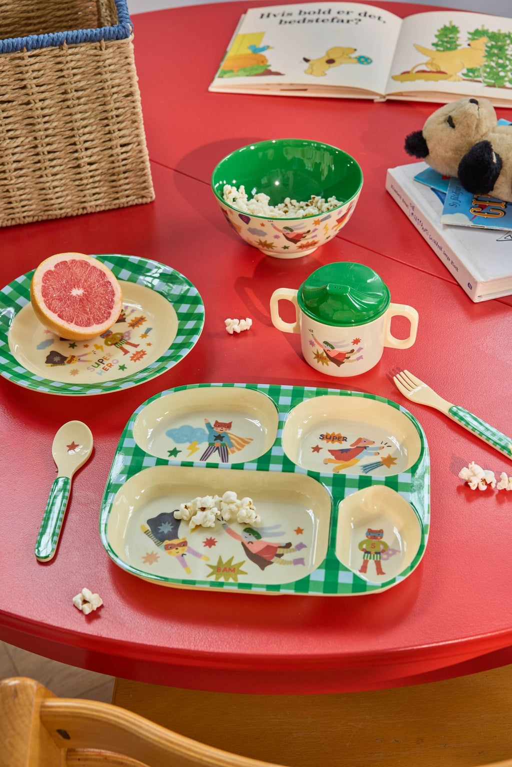 Grüner Kinderteller mit 4er Einteilung und Superhelden-Motiv von Rice