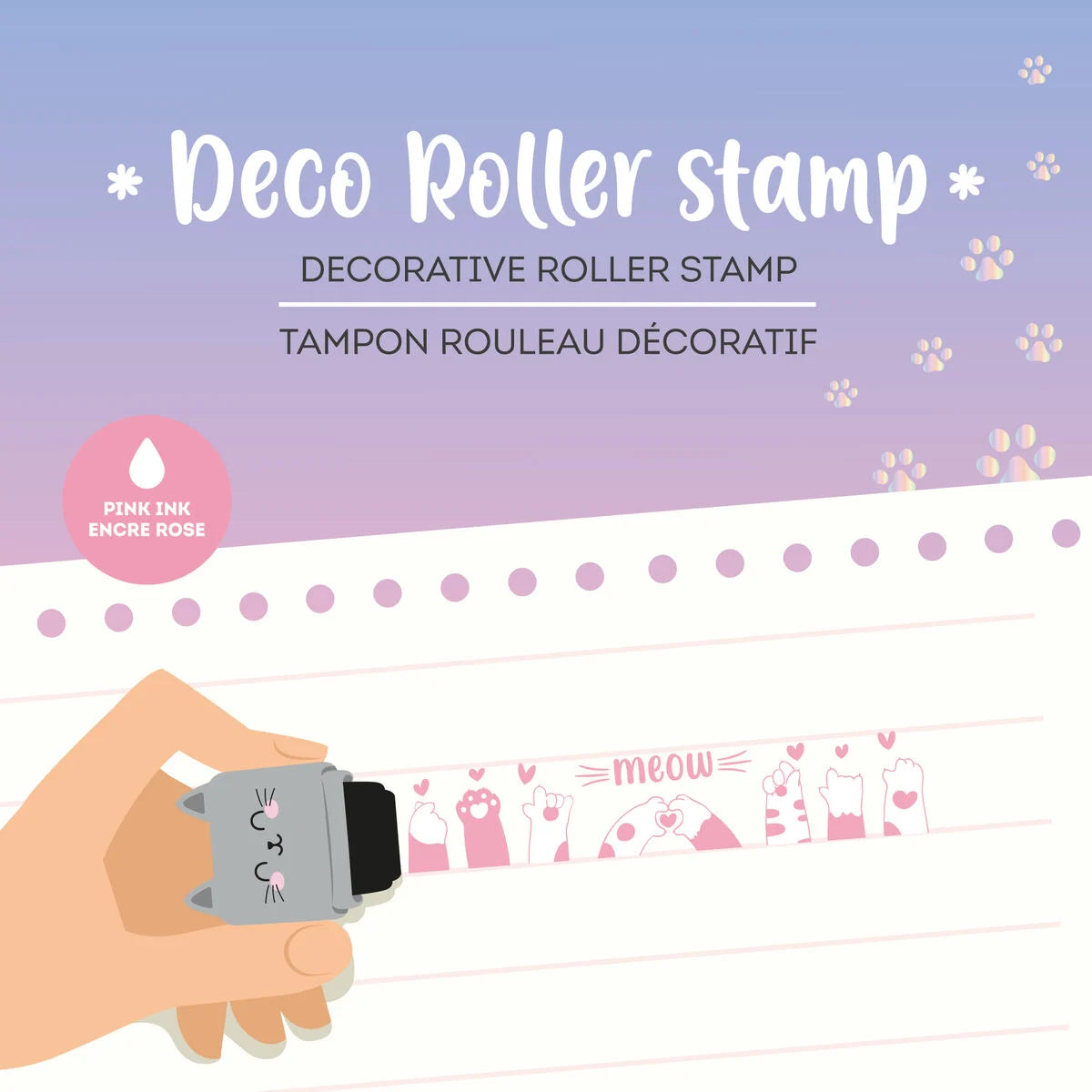 Katzen Deko-Rollstempel Deco Roller Stamp von Legami im Einsatz mit Hand die den Stempel haelt und Stempelmuster mit Katzen-Pfoten-Herz-Motiv auf lila-rosa Hintergrund als Geschenkidee zur Einschulung
