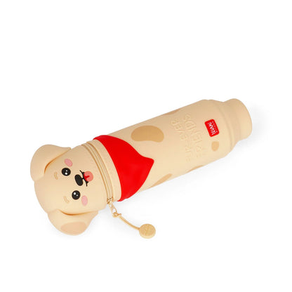 Kawaii Federmäppchen Golden Hunde-Motiv Fur-Ever Friends von Legami limitiert Seitenansicht liegend beige Hunden-Form mit rotem Halstuch geoeffnetem Reissverschluss und goldener Zipper-Quaste auf weissem Hintergrund