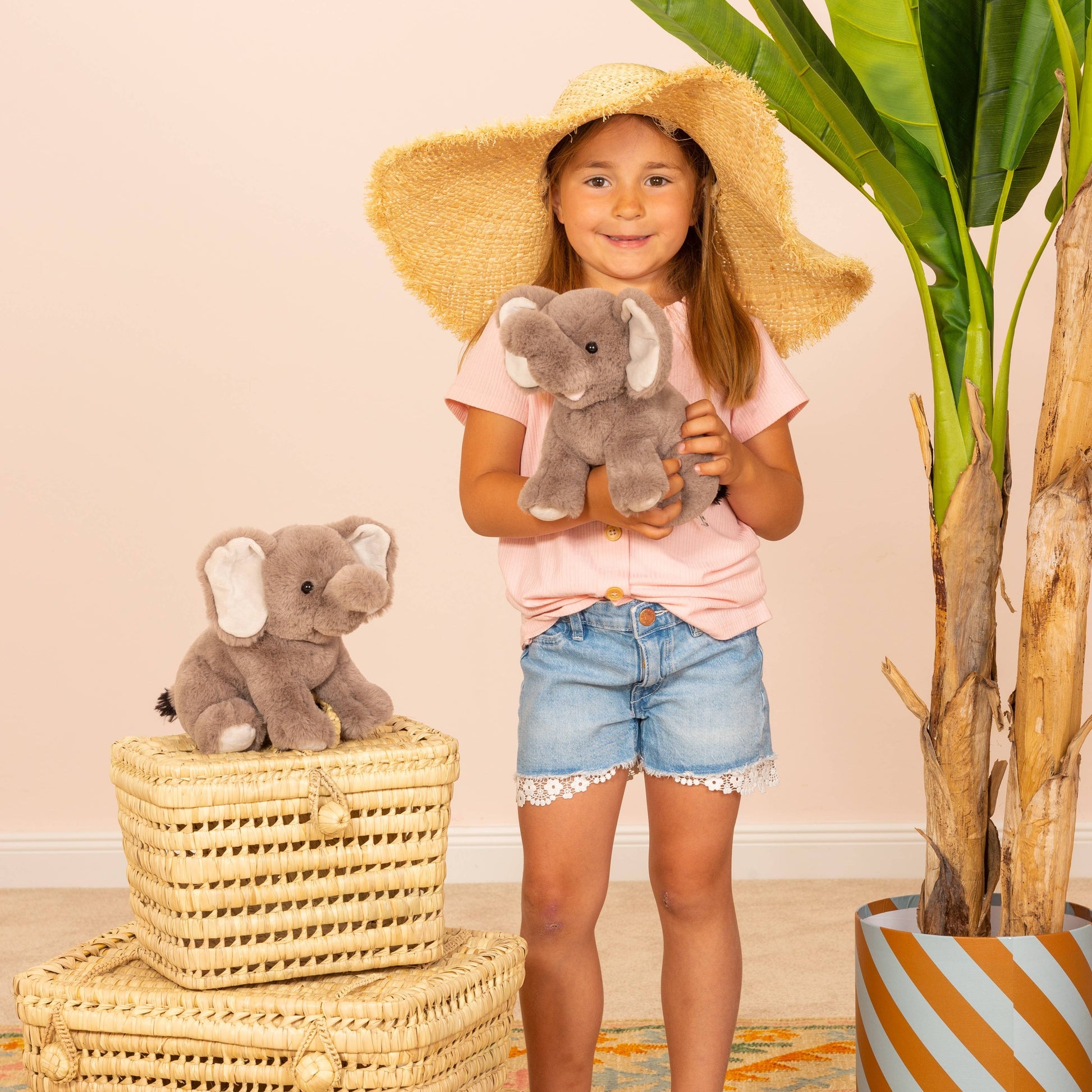 Das Elefanten Kuscheltier von Teddy Hermann ist perfekt für alle Kinder, die Elefanten lieben.