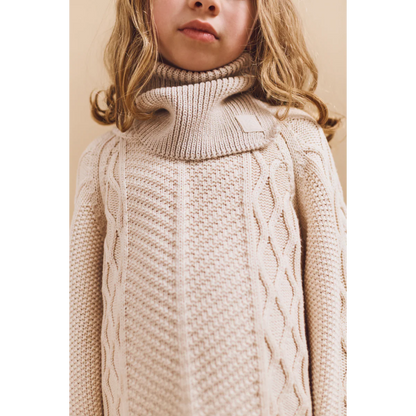 Der beige Halswärmer "Mathias" von Liewood ist eine gute Alternative zum Schal. Einfach unter der Jacke anziehen und keine nervigen Enden.