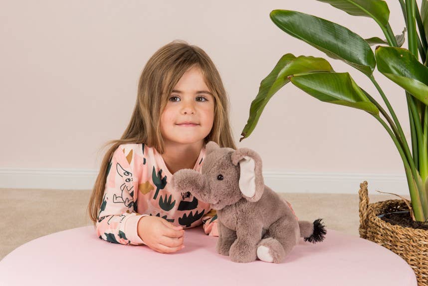 Das Elefanten Kuscheltier von Teddy Hermann ist perfekt für alle Kinder, die Elefanten lieben.
