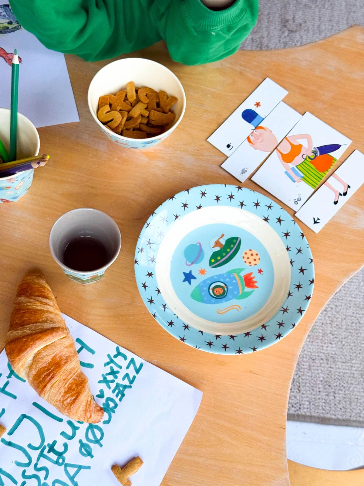 Kinderteller "Dogs in Space" mit Weltall-Motiv von Rice