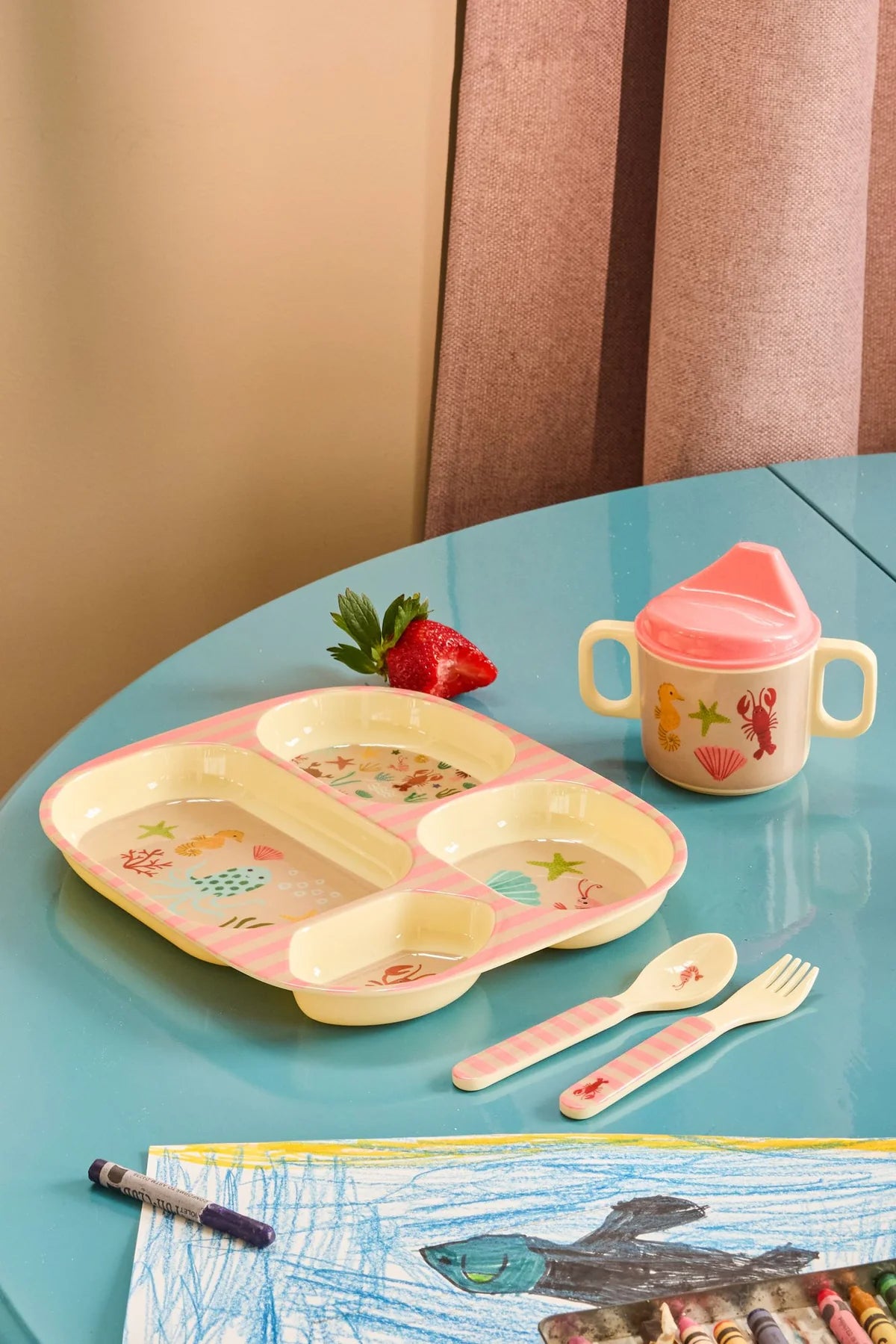 Rosa Kinderteller "Ocean" mit 4er Einteilung und Unterwasser-Motiv von Rice