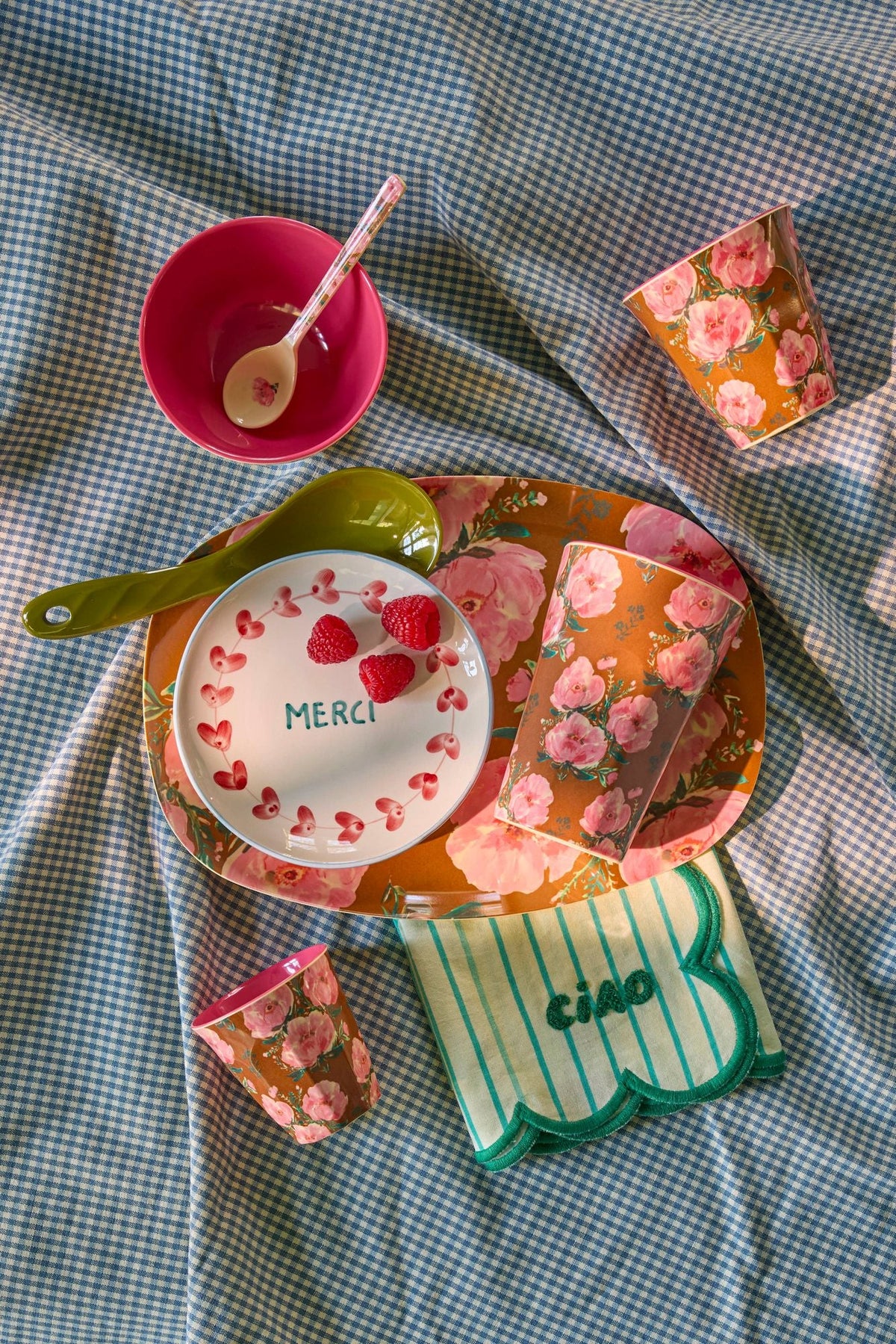 Mittelgroßer Becher "Floral Fiesta Rose" mit Rosenmuster von Rice, 250ml – Stimmungsbild