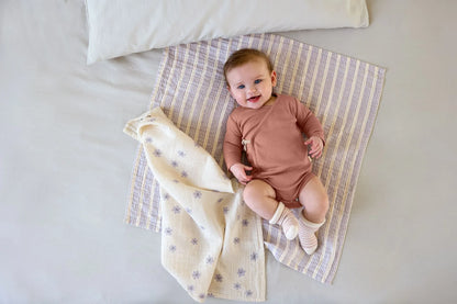 Baby trägt rosa Babysocken "Ente" von Lässig - 3er Set Baby-Socken aus weichem Material, atmungsaktiv und rutschfest für ersten Tragekomfort