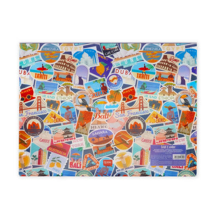 Legami Dokumentenmappe Travel Stickers DIN A4 flach liegend – Draufsicht auf buntes Reise-Sticker-Muster mit Reisezielen wie Bali, Japan, Mexico und Australia