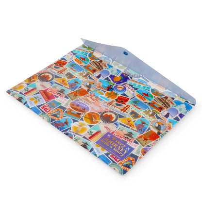 Legami Dokumentenmappe Travel Stickers DIN A4 in Schrägansicht – bunte Mappe mit Reise-Sticker-Muster und Stadtmotiven aus aller Welt