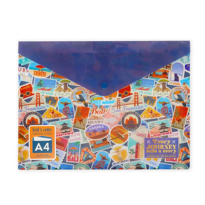 Legami Dokumentenmappe Travel Stickers DIN A4 geschlossen – Vorderseite mit buntem Reise-Sticker-Muster, dunkelblauem Deckel und A4-Formathinweis