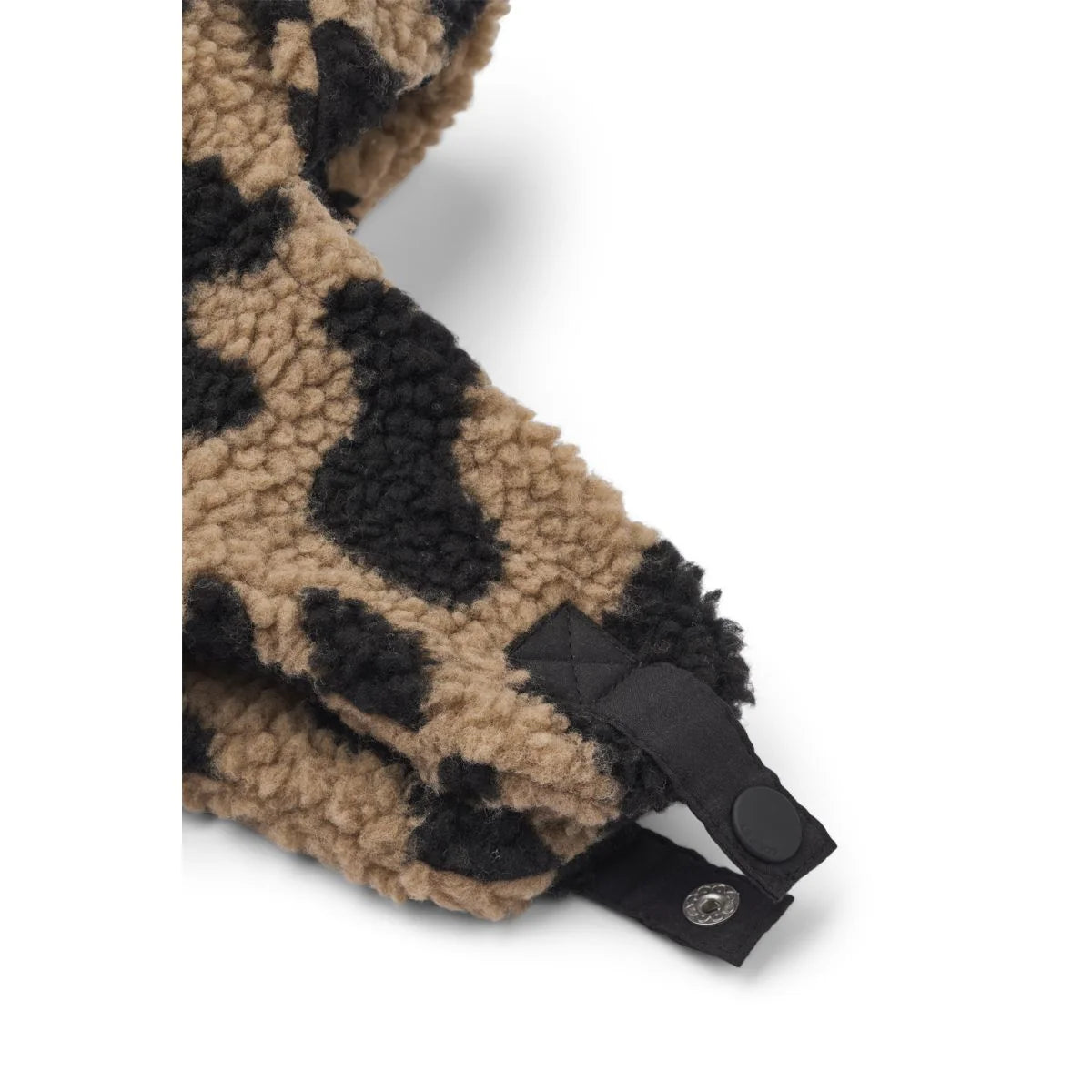 Die Liewood Fliegermütze "Bravo" ist perfekt für Kinder von 1-7 Jahre. Die Ohren und der Kopf sind gut gewärmt. Das angesagte Leo-Muster macht sie zu einem absoluten Fashion-Piece im Herbst und Winter.