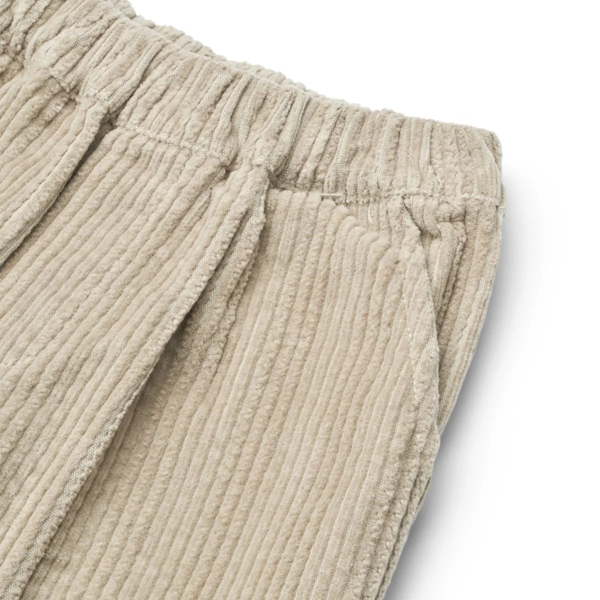 Die Liewood Kordhose in beige ist perfekt zum Anziehen für Kinder von 18 Monaten - 6 Jahre. 