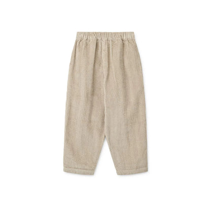 Die Liewood Kordhose in beige ist perfekt zum Anziehen für Kinder von 18 Monaten - 6 Jahre. 