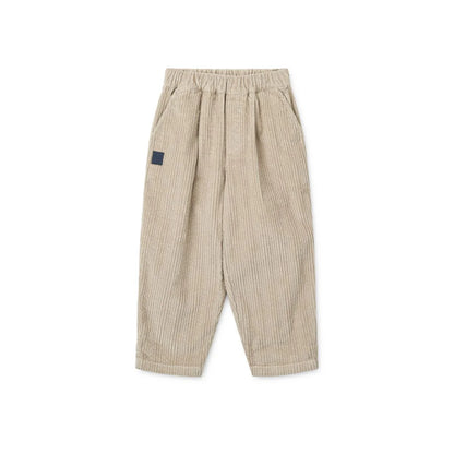Die Liewood Kordhose in beige ist perfekt zum Anziehen für Kinder von 18 Monaten - 6 Jahre. 