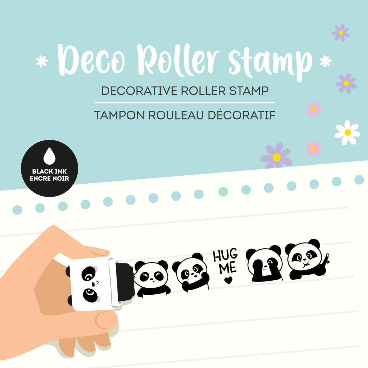 Hand haelt den Panda Deko-Rollstempel Deco Roller Stamp von Legami mit Stempelabdruck verschiedener Panda-Motive auf hellblauem Hintergrund