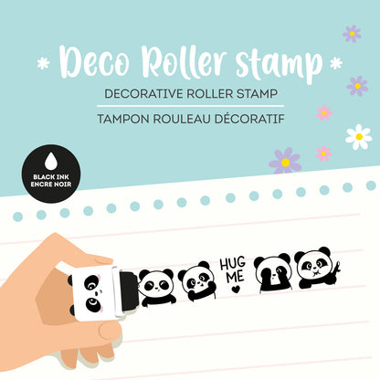 Hand haelt den Panda Deko-Rollstempel Deco Roller Stamp von Legami mit Stempelabdruck verschiedener Panda-Motive auf hellblauem Hintergrund