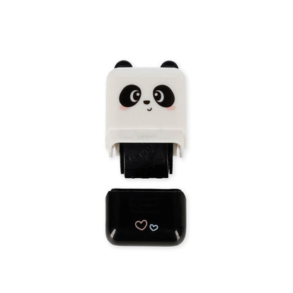 Panda Deko-Rollstempel Deco Roller Stamp von Legami mit abgenommenem schwarzen Deckel und Herzstempel-Motiv auf weissem Hintergrund