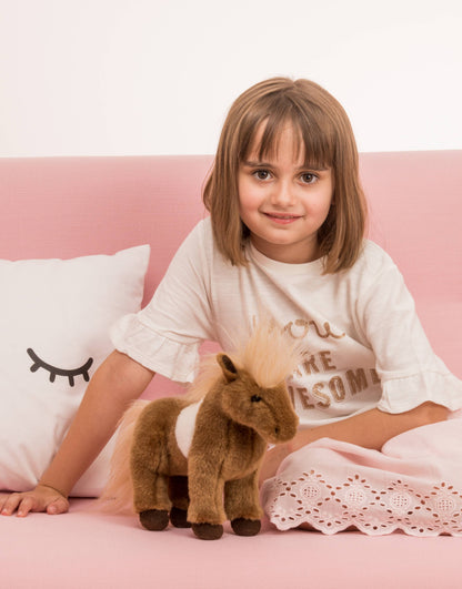 Das Shetlandpony Kuscheltier von Teddy Hermann ist perfekt für alle Kinder, die Pferde lieben. 
