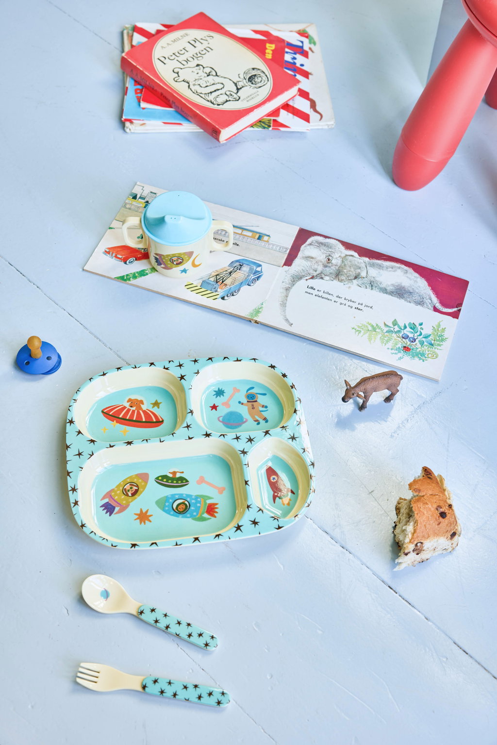 RICE Kinderteller 'Dogs in Space' im Geschenkset mit Trinkbecher, Besteck und Bilderbuch – Weltraum-Motiv mit Hunden als Astronauten und Raketen, ideal als Babygeschenk