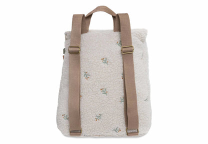 Der Rucksack im Teddy Lovely-Design von Jollein ist perfekt für Kinder ab 2-3 Jahren. Mit seinem angesagtem Boucle Stoff ist er angenehm weich zu tragen und hat genügend Volumen um Brotdose, Trinkflasche und Co. zu transportieren.