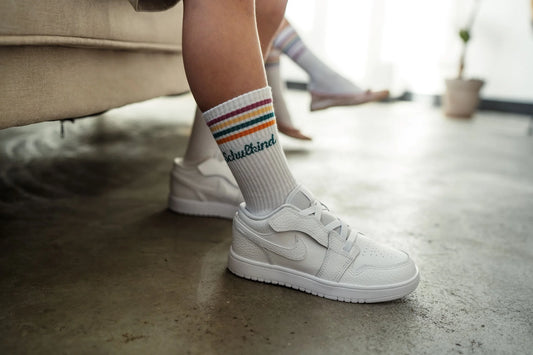 "Schulkind" Socken mit türkiser Schrift von Loones, verschiedene Größen