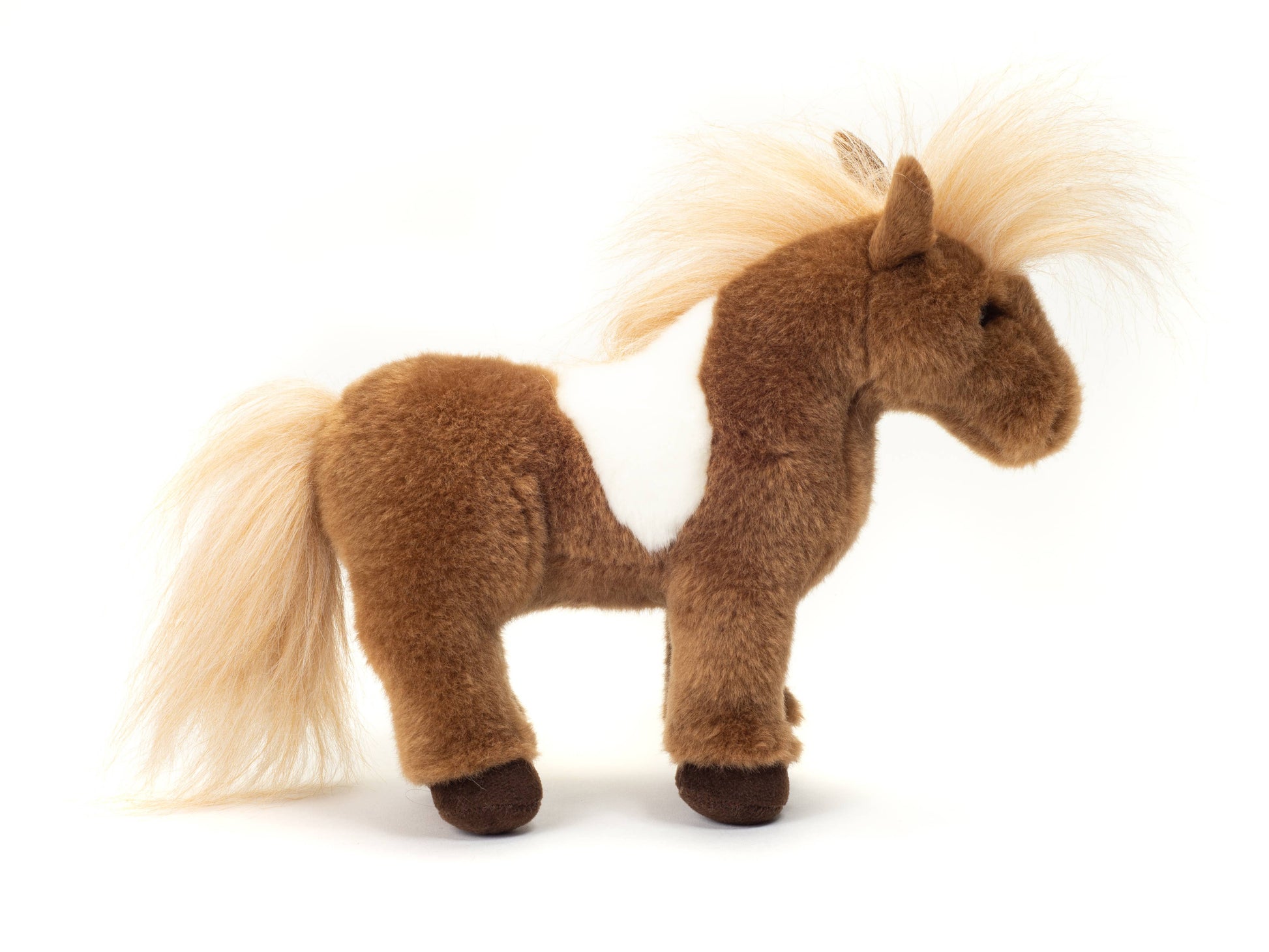 Das Shetlandpony Kuscheltier von Teddy Hermann ist perfekt für alle Kinder, die Pferde lieben. 