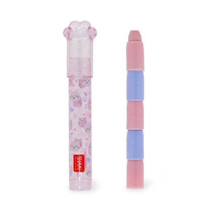 Stapelbarer Radiergummistift Meow Kitty von Legami in rosa mit Katzen-Motiv und Pfoten-Kappe sowie gestapelten Radiergummi-Segmenten in rosa und lila auf weissem Hintergrund mit Blaubeer-Duft