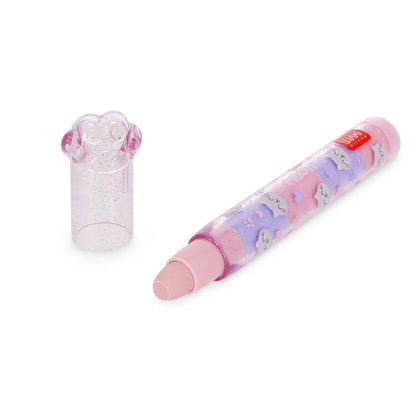 Stapelbarer Radiergummistift Meow Kitty von Legami geoeffnet mit Stift und abgenommener transparenter Pfoten-Kappe in Schraegansicht auf weissem Hintergrund mit Blaubeer-Duft Geschenkidee Einschulung