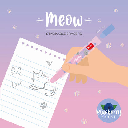 Stapelbarer Radiergummistift Meow Kitty von Legami im Einsatz Illustration Hand haelt Stift ueber Notizbuch mit Katzen-Zeichnung und Blaubeer-Duft Hinweis auf lila-rosa Hintergrund Geschenkidee Einschulung