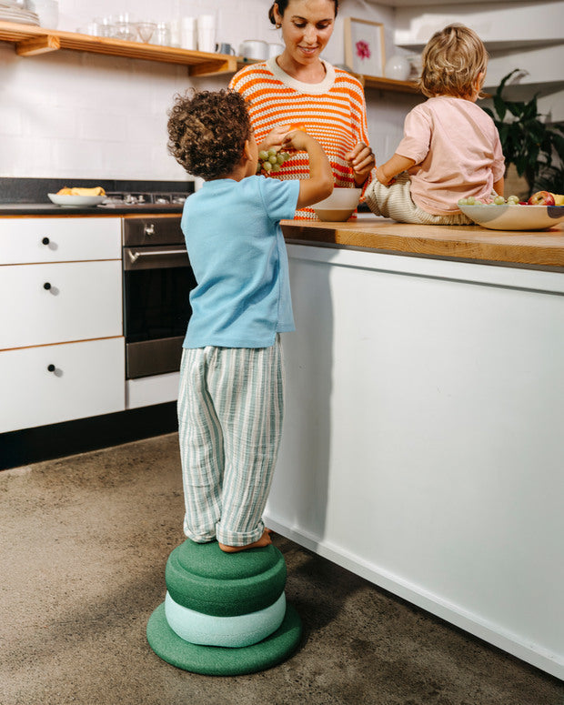 Die Balanceboards von Stapelstein sind eine tolle Geschenkidee für Kinder ab 2 Jahren. Kinder lernen mit den Boards Balance zu halten. Sie können ganz einfach mit den Stapelsteinen kombiniert werden.