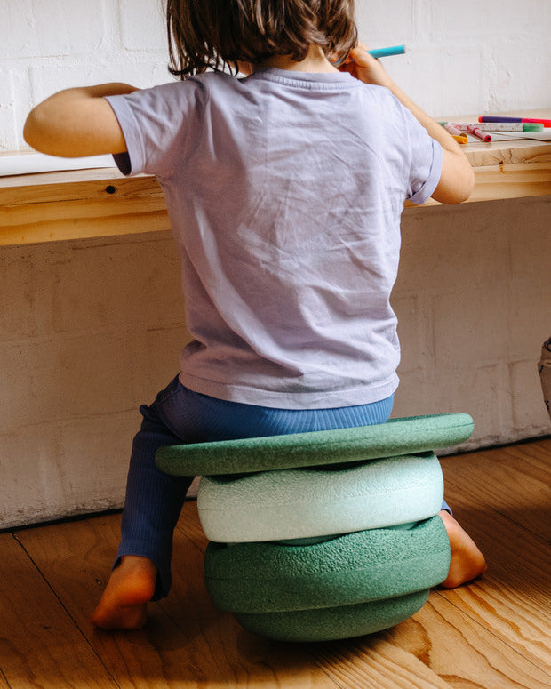 Die Balanceboards von Stapelstein sind eine tolle Geschenkidee für Kinder ab 2 Jahren. Kinder lernen mit den Boards Balance zu halten. Sie können ganz einfach mit den Stapelsteinen kombiniert werden.