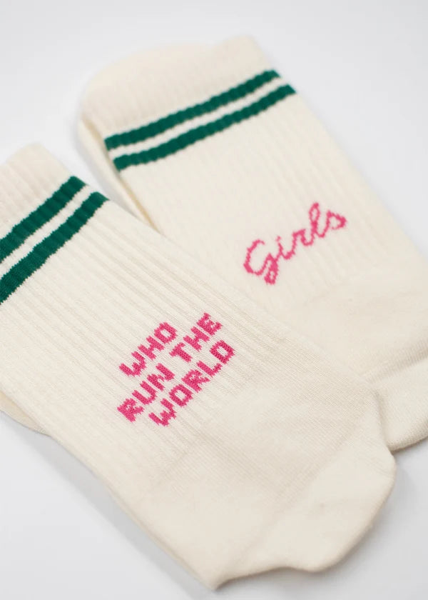 "Who run the world?" - beige Tennissocken von J. Clay für Frauen und Männer