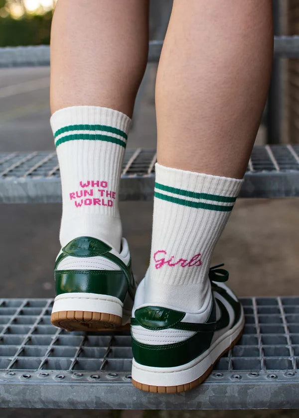 "Who run the world?" - beige Tennissocken von J. Clay für Frauen und Männer