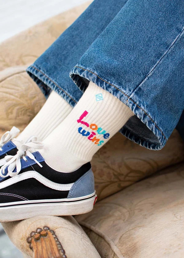 "Love wins" - beige Tennissocken von J. Clay für Frauen und Männer